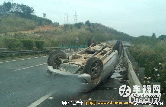 皮卡车走高速 拐弯时发生侧翻 四脚朝天 - 事故