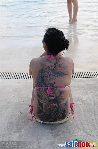 游泳见到个<em>黑社会</em>气质女!看<em>姐</em>那霸气的纹身 - 